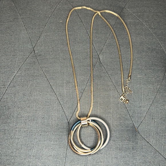 Dress Barn Jewelry - Dress Barn Silver Tone 4 Ring Pendant Necklace